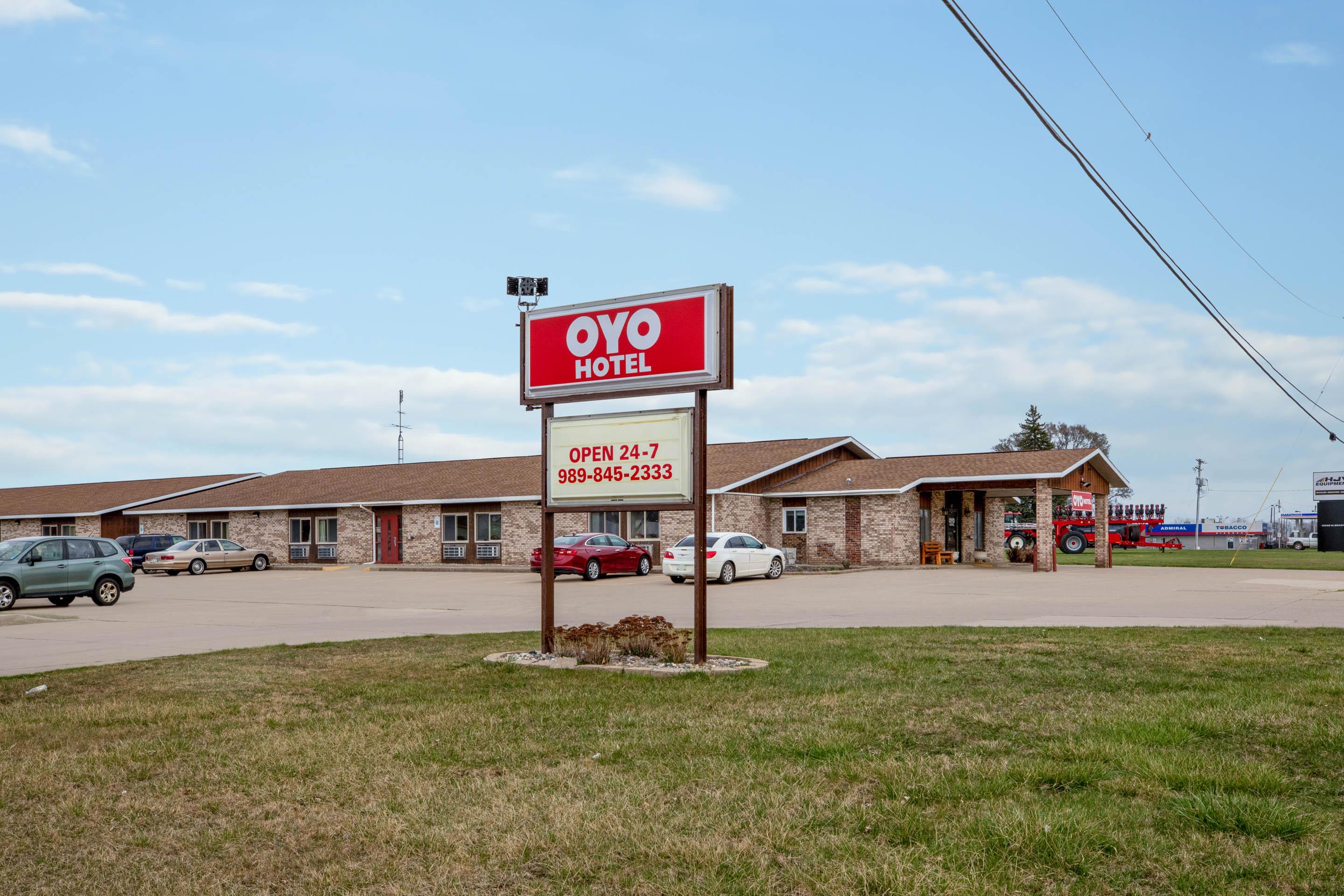 Oyo切萨宁52号公路及57号高速公路酒店 Chesaning 外观 照片